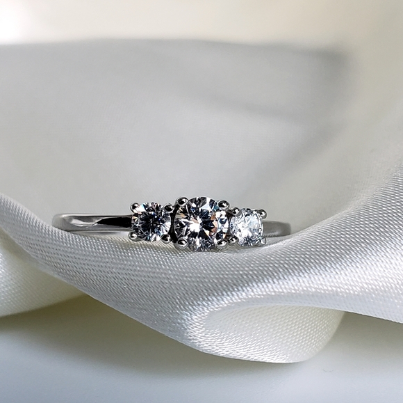 NEW Sterling Silver Round 3 Stone 5A CZ Diamond Ring - Picture 3 of 13